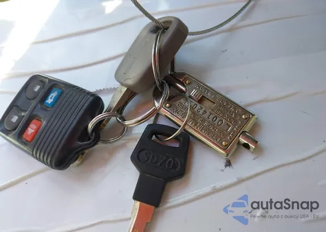 1999 Lincoln Town Car Cartier из США, поврежденный, VIN 1LNHM83W0XY716443